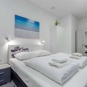 Apartamento Black & White, Cherry & Blue, Rijeka